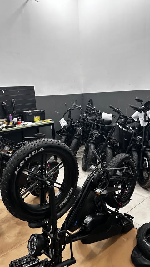 Oficina do Atacadão das Bikes com bicicletas elétricas em manutenção
