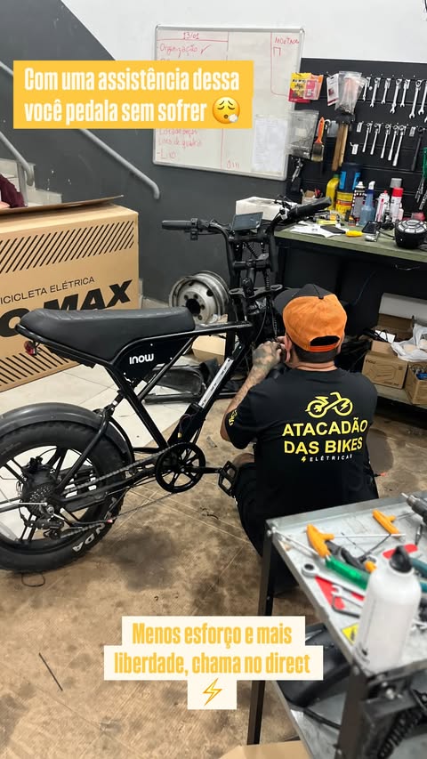 Técnico do Atacadão das Bikes trabalhando em uma fat bike na oficina