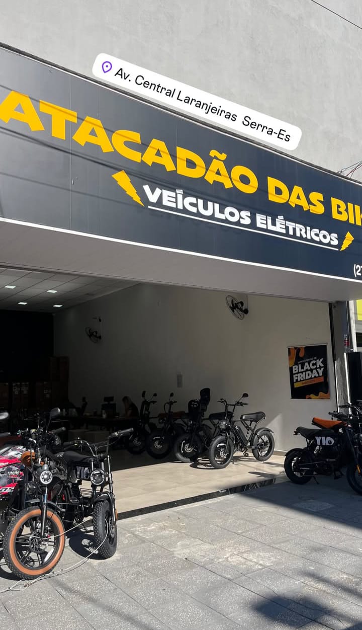 Showroom da loja Atacadão das Bikes em Laranjeiras com fat bikes elétricas expostas