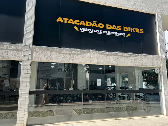 Vitrine iluminada da loja Atacadão das Bikes em Jardim Camburi