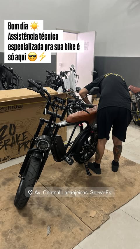 Técnico especializado montando uma bicicleta elétrica V20 Brake Pro na loja de Laranjeiras