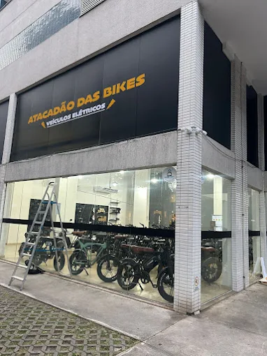 Fachada da loja Atacadão das Bikes em Jardim Camburi com bicicletas elétricas na vitrine